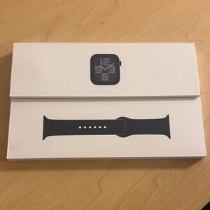 Midnight Apple Smartwatch SE (Gen 2) with Black Band